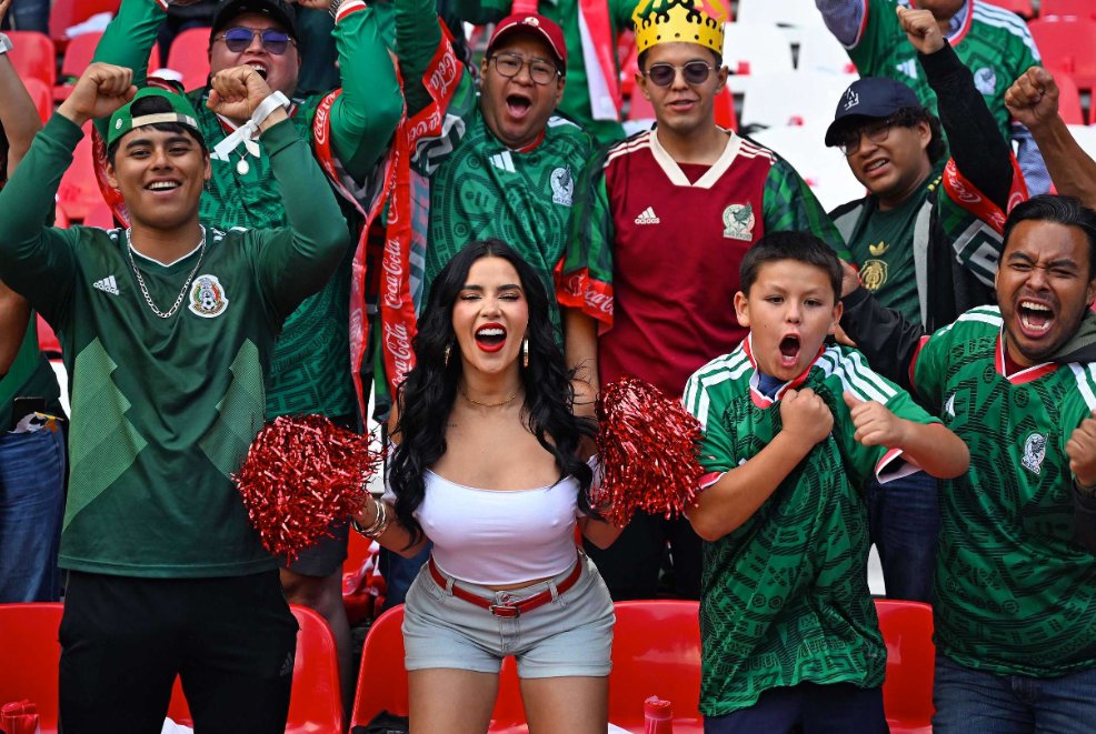 "Chiquitibum a la bim bom ba, 
Chiquitibum a la bim bom ba,
a la bio, a la bao, a la bim bom ba, 
México, México, ra ra ra".
📸AFP