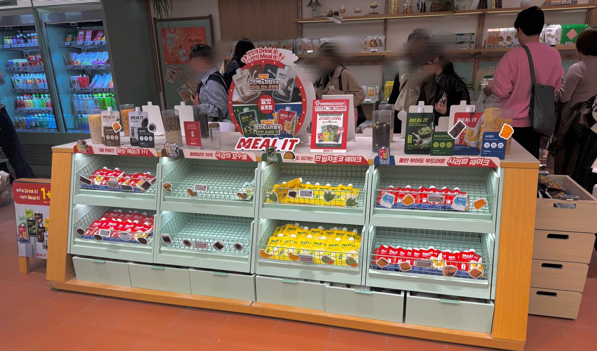 shiopan_1000's tweet photo. 以前紹介した、プロテインシェイクMEAL IT(ミルイット)🥤現地で売り切れ続出、大バズりしてた😳#pr

昨日オリヤンNソンス🫒行ったときに、めっちゃ大きく陳列されてる〜と思って近づいたら9種類あるのに定番の2種類のみで他の味は売り切れ😭

オリヤン1位🏆、韓国🇰🇷で話題、

ガチでした。

わたしはシリアル🥣と最後1つになってたピスタチオを購入🛍️

水を目盛まで入れるだけだから、今日の朝ごはんとしてさっそくいただきました🌞
食べ過ぎ&不足しがちな旅行現地でも摂取できるのありがたい〜〜🥹
@mealit_jp