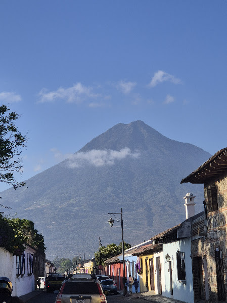 LeRull_'s tweet photo. Déjenme y les muestro el volcán de agua en #Guatemala! Brother, un volcán, que cosa tan magnífica. Te cambio una playa de aquí por cualquiera de sus 37 volcanes. Si es peligroso, pero mi hermano, que cosa tan indescriptible. Aun no creo que pude subir uno. Invítenme otra vez! https://t.co/QRMxzNBhGi