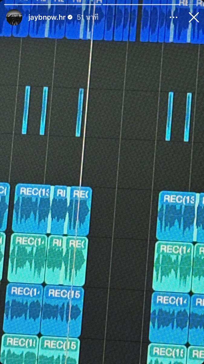 snacknok's tweet photo. 🎶 ภาพนี้บอกอะไรกับเรา?

• แถบคลื่นเสียง (Audio Regions)
กล่องสีฟ้าและเขียวที่มีรูปคลื่นเสียง (Waveform) คือไฟล์เสียงที่ถูกบันทึกไว้

• คำว่า “REC” ย่อมาจาก Recording ซึ่งหมายความว่ากำลังอัดเสียงร้องหรือเสียงเครื่องดนตรีสด ๆ ลงไป ไม่ใช่แค่การวางบีทจากคอมพิวเตอร์เพียงอย่างเดียว

• การอัดหลาย Take
จะเห็นแถบเสียงวางซ้อนกันหลายเลเยอร์ (REC 13, REC 14, REC 15) แปลว่ามีการอัดซ้ำหลายรอบเพื่อให้ได้เวอร์ชันที่ดีที่สุด หรือเป็นการอัดเสียงประสาน (Harmony) และการร้อง Double เสียงหลักเพื่อให้เพลงดูมีมิติหนาขึ้น

• ลักษณะของไฟล์เสียงที่ถูกตัดเป็นท่อนสั้นๆ (Comping) แสดงให้เห็นว่ามีการตัดต่อเสียงอย่างละเอียด เพื่อเลือกท่อนที่ร้องได้สมบูรณ์แบบที่สุดมาต่อกัน

* ดูจากปริมาณ Track ที่ค่อนข้างเยอะ 
เพลงนี้น่าจะเป็นเพลงที่มีการเรียบเรียงเสียงร้องที่ค่อนข้างซับซ้อน หรืออาจจะเป็น
Full Track ที่ใกล้จะเสร็จสมบูรณ์แล้ว
#JAYB #Def.