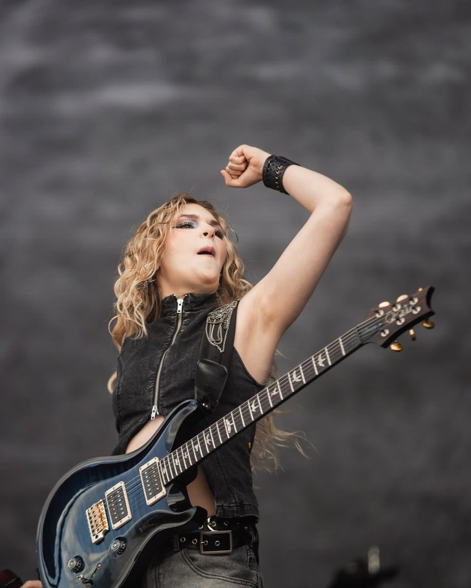 dany's arms ☀️ tweet media