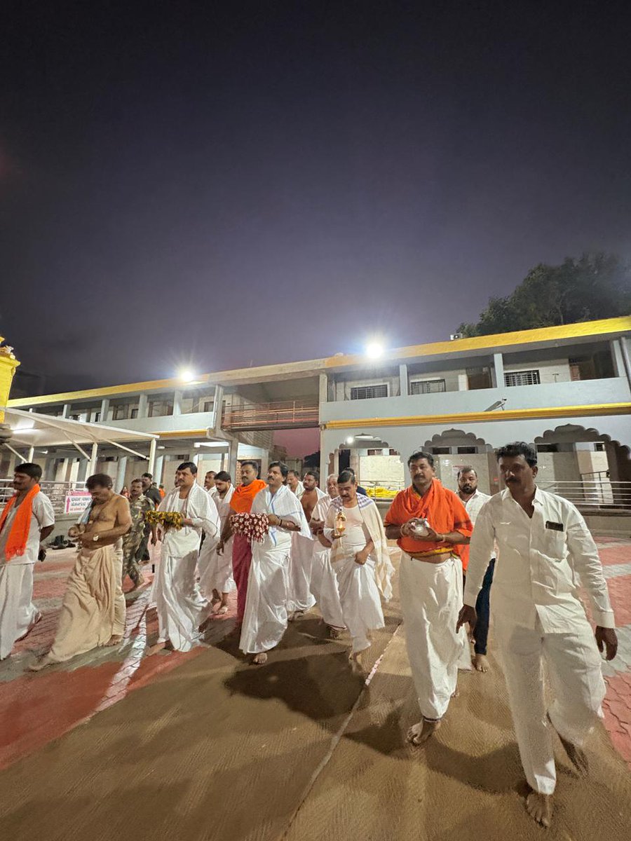 GopichandP_MLA's tweet photo. गुड्डापूर (ता. जत) येथील श्रीक्षेत्र दानम्मा देवी मंदिरात पहाटे अभिषेक व आरती करून मनोभावे दर्शन घेतले. सर्वांच्या सुख-समृद्धीसाठी प्रार्थना. 

#DanammaDevi #Jath https://t.co/Ha4KE8VCnw