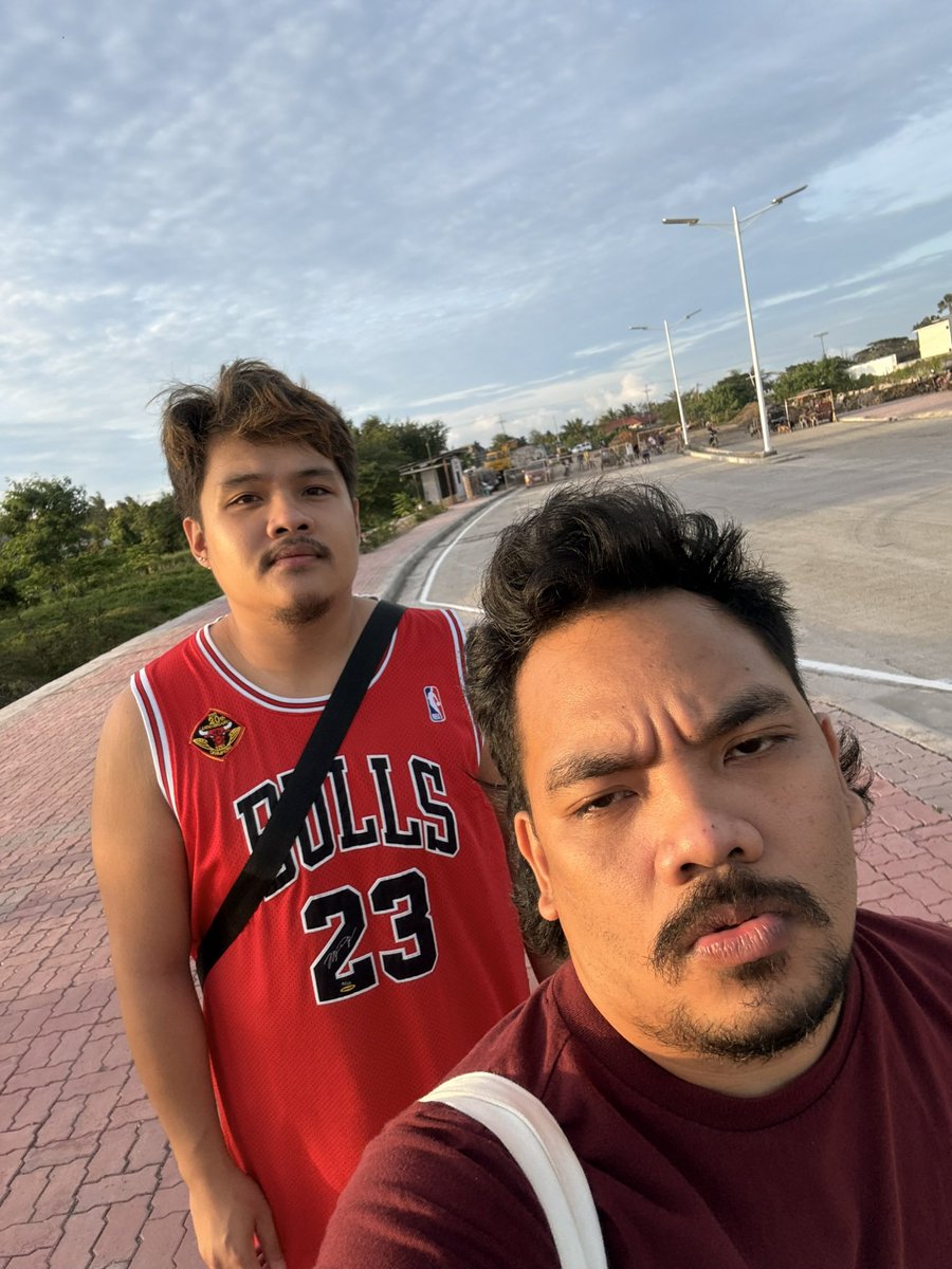 thedeadsquid's tweet photo. 🚶🏻🚶‍♂️ https://t.co/GZtLmuzOZw
