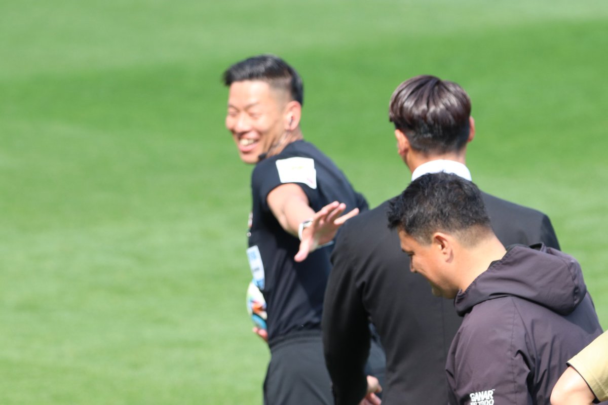 2026.3.28
藤枝🆚札幌
槙野監督
選手に何やらひそひそと・・
試合前審判の方に何を言ったのかな？
審判の方が笑いながら・・
#槙野智章
#藤枝myfc