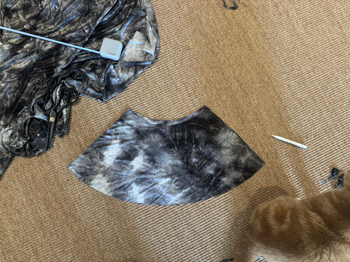 早上睡不着起来做了条裙子😪