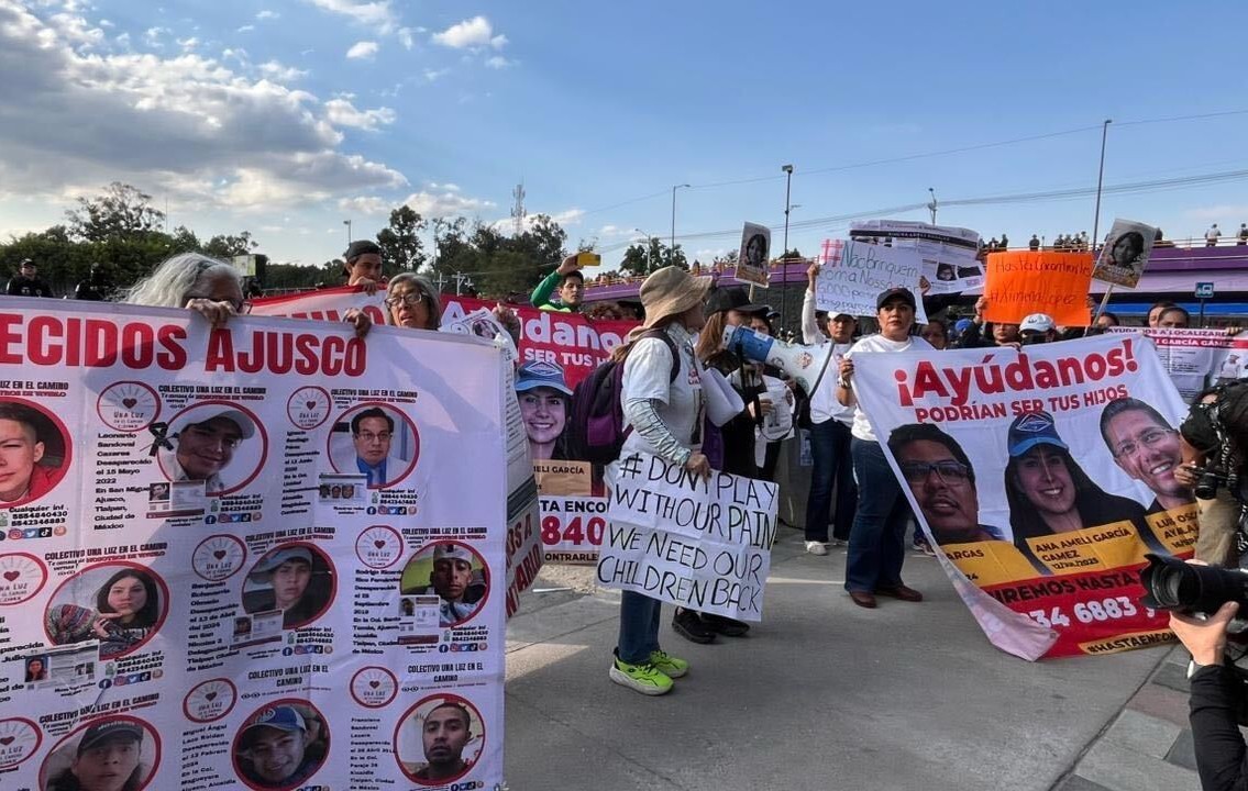 📍🔍 Un grupo de madres buscadoras se manifestó en el sur de la CDMX, donde colocaron pancartas, mantas y fichas de búsqueda