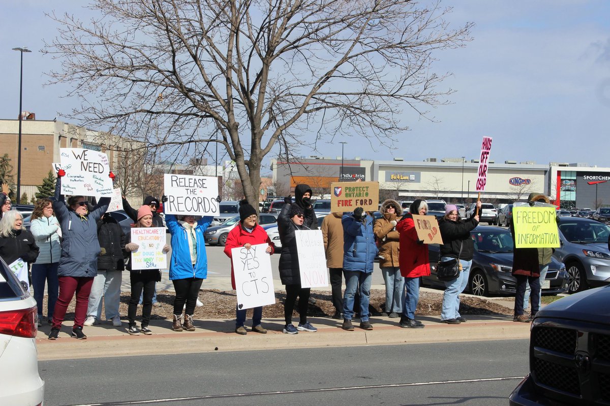 whatdoesntkillu's tweet photo. @fordnation Pics from the @fordnation protest in St Catharines.
#onpoli #ONprotest #DougFordIsCorrupt #DumpDoug #FuckFord https://t.co/Kr9i7JWqlE