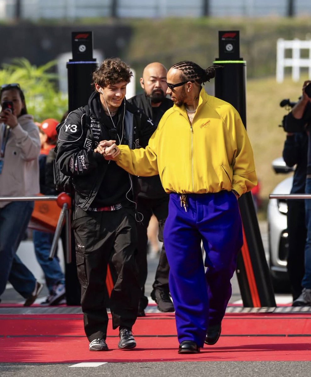 Lewis arriving with Kimi for race day!! 🫶