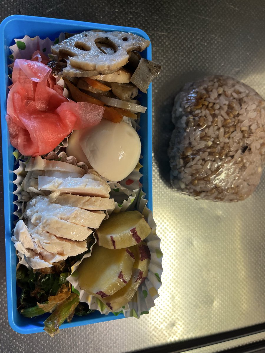 atuagedaisuki's tweet photo. 気温も上がってきたので、お弁当箱もジェルクールへ！中身は大根酢漬け、味玉、きんぴら、 ほうれん草お浸し、サラダチキン。相変わらず毎日作っています。#お弁当記録 https://t.co/kNzUVsgd8r