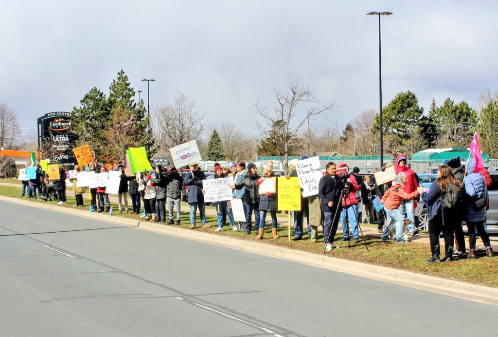 whatdoesntkillu's tweet photo. @fordnation Pics from the @fordnation protest in St Catharines.
#onpoli #ONprotest #DougFordIsCorrupt #DumpDoug #FuckFord https://t.co/xvwnHX146I