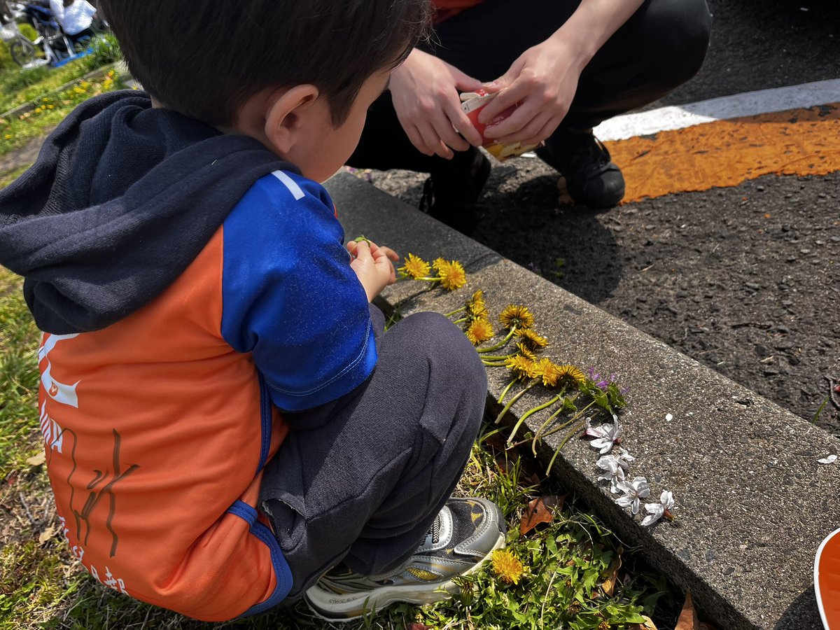 _ai0716's tweet photo. やっと！今シーズン初観戦！
まずは甥っ子とお花屋さんごっこ💐
#albirex https://t.co/h4Et8JtjXf
