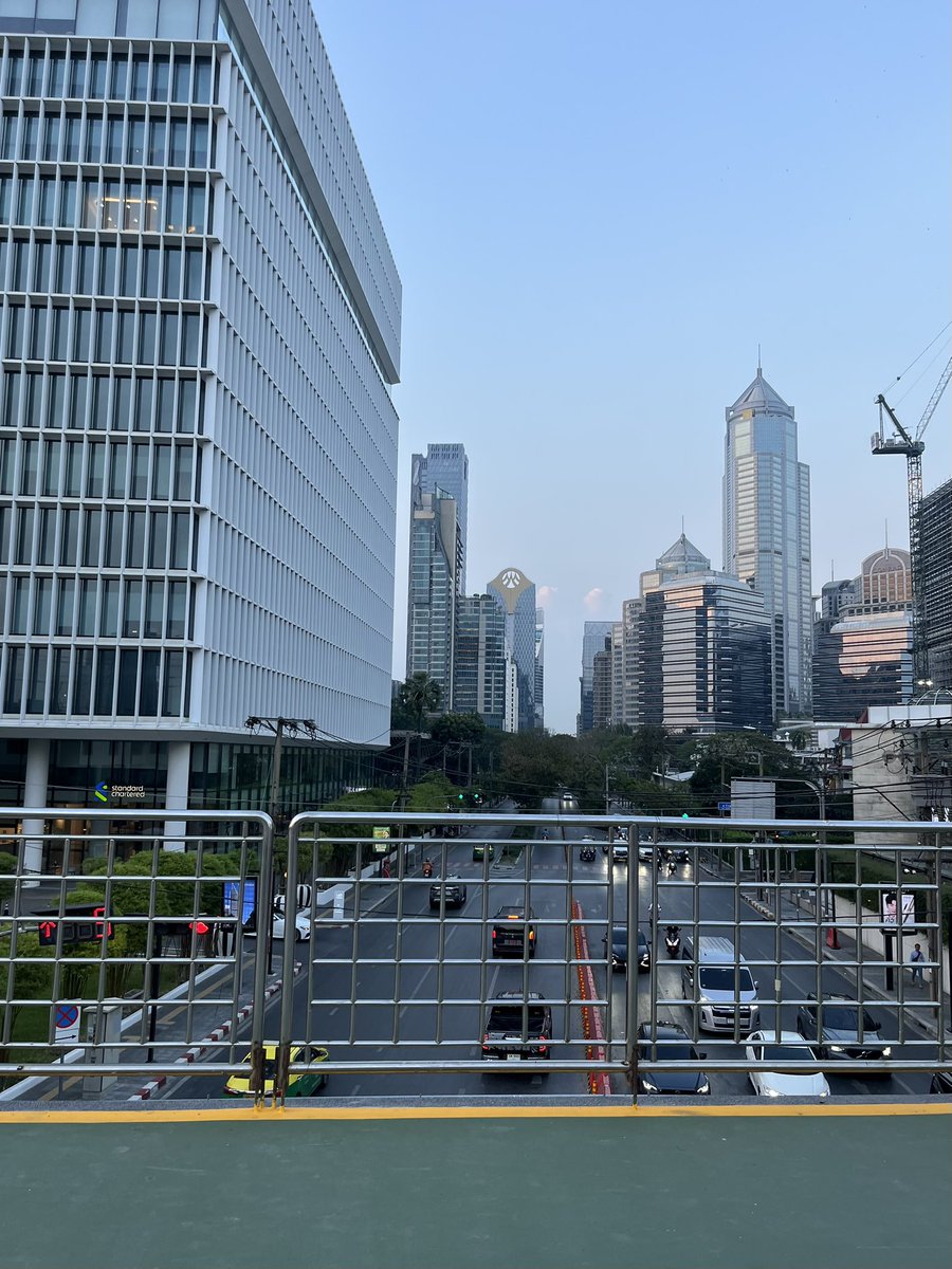 lookatmhee__'s tweet image. It was my last day in bkk when i found out that Dr. Wan and Pleng were living in the same area as where i stayed for my vacation. Dr. Wan's condo and this foot bridge were just a walk away, I felt like i would bump into Wanpleng anytime of the day. 🥹
#LMSY #Affair