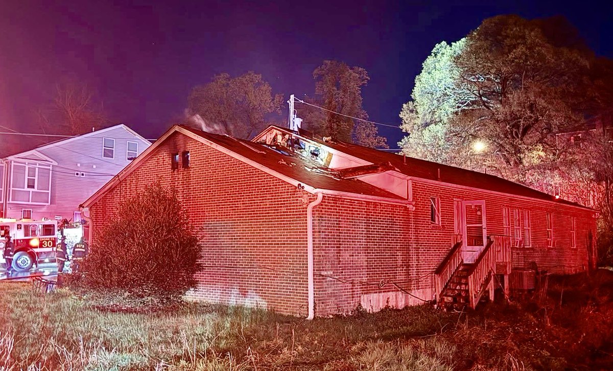 dcfireems's tweet photo. Images from Working Fire in the 600 block 46th St NE at approximately 12:45 AM on 3/28. 

A charging lithium ion battery ignited in the garage, setting this 1 story home on fire. There were working smoke alarms and residents were able to safely escape. #DCsBravest https://t.co/saPZiLHTkg