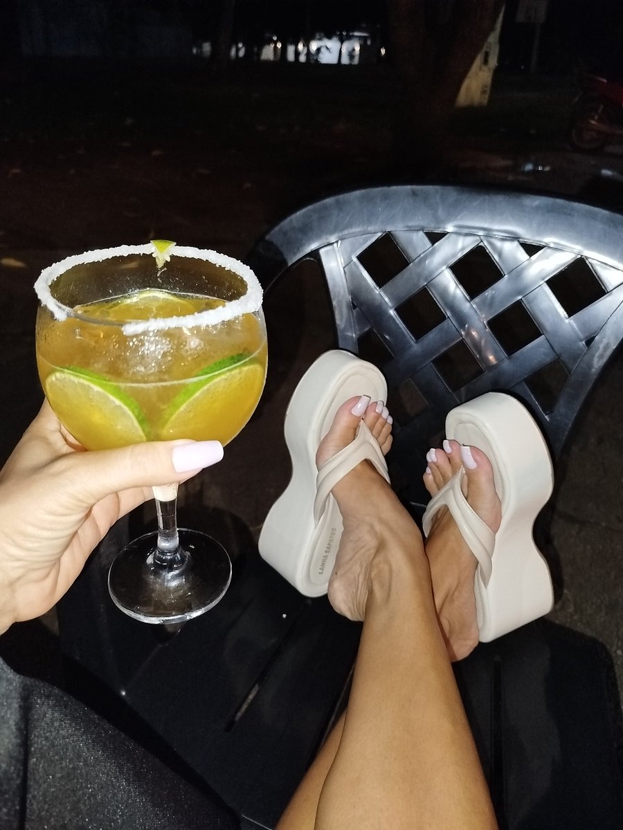 Morenasilvafeet tweet media