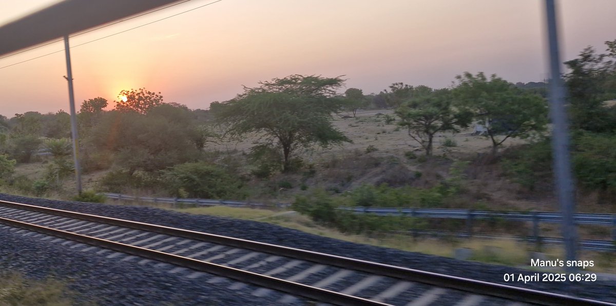 JaysAAP's tweet photo. The sun slips out quietly behind the trees...

Shot from a moving bus No 9

#Goodmorning
#theme_pic_india_sunrise  
#RoClicks https://t.co/IC1Es6ZAn7