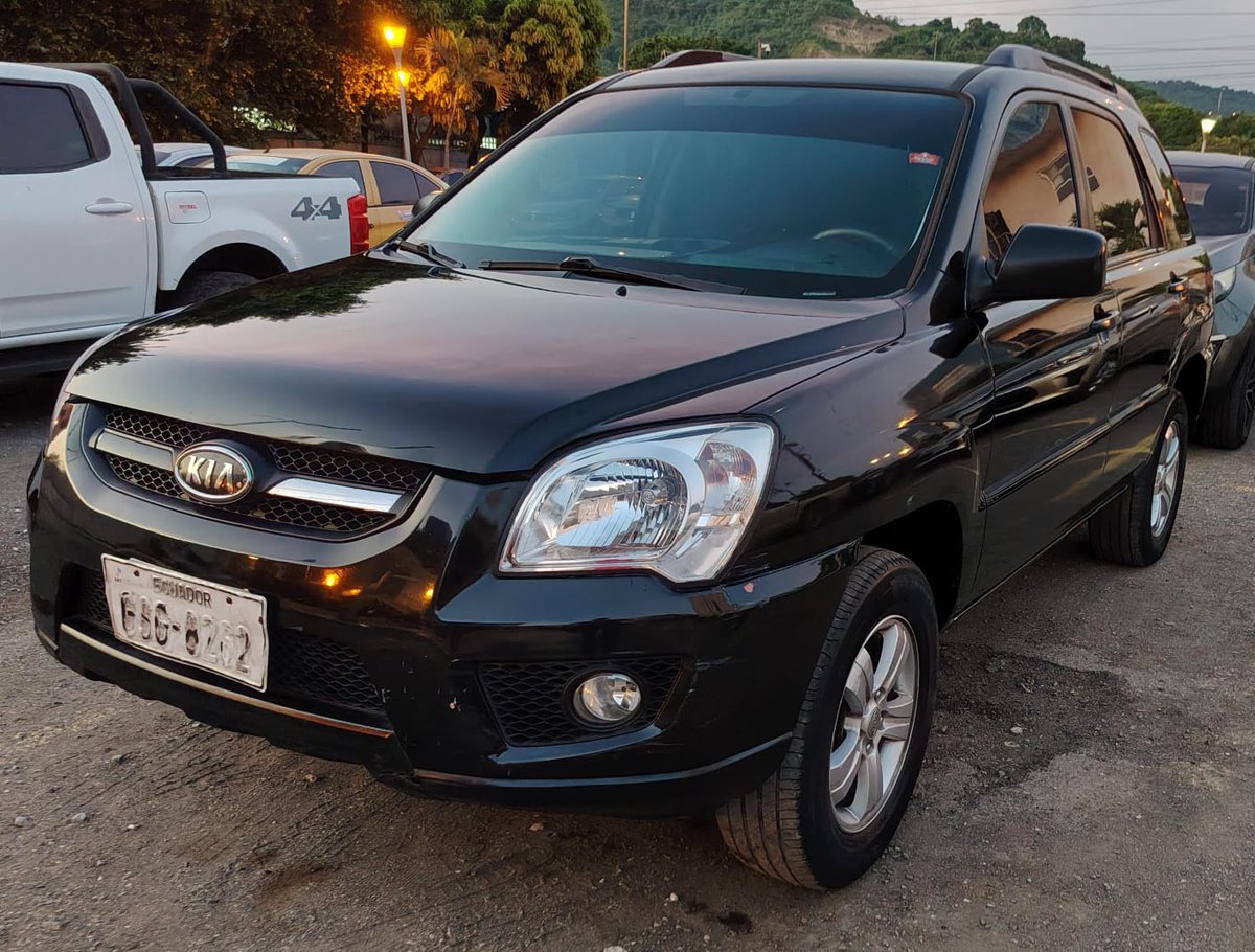 ¡ATENCIÓN!
CAPTURAN A ROMPEVIDRIOS.
La policía puso fin a las andanzas del sujeto que asaltaba vehículos parqueados. El delincuente destrozaba los vidrios para robar objetos de valor.