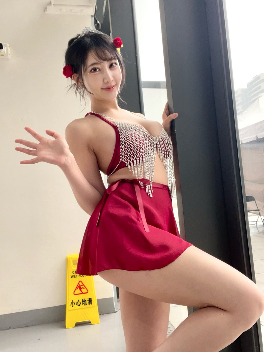 今天的服裝是在腰間加了一件透透的裙子🌺
一樣是又可愛又性感的搭配，真的很開心✨
昨天跟前天真的謝謝大家🙏
一起開心到最後吧！等你們來見我喔😄🙌

🎉#ADULTOPIA 大人國
🏟️地點:桃園
🎫詳細@ADULTOPIA_ 

夏目響官方IG:https://t.co/dMM51TTHCN https://t.co/tWQ1eicfAC