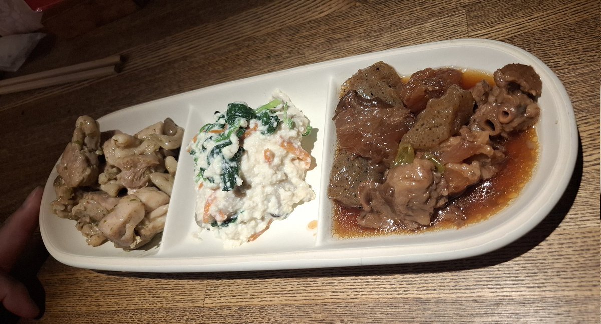 inugayojack's tweet photo. そんな感じでめちゃくちゃ遅刻するも無事に料理完了。
わたしは真ん中の白和えを作りました。
おがたくんは鶏の柚子胡椒炒め、潤八くんは牛すじ煮込みだったので方向性違うものでせ攻めてみましたよー https://t.co/Z0LaCKraSn