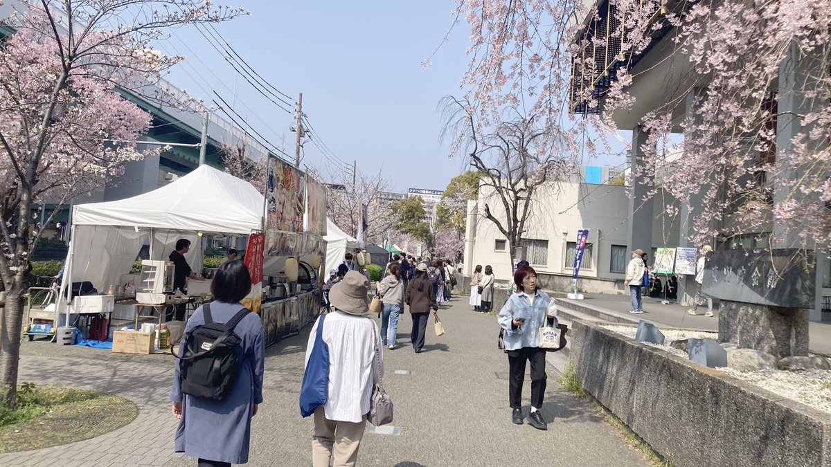 HIDEKISAN's tweet photo. 東別院に行って来た。月に一回マルシェが開催されると言う事でかみさんに言われてマフィン買って来た。流石屋台は大須商店街の観光客向けより高かった！笑
人もいっぱいでびっくりした。 https://t.co/kWUj8icRpl