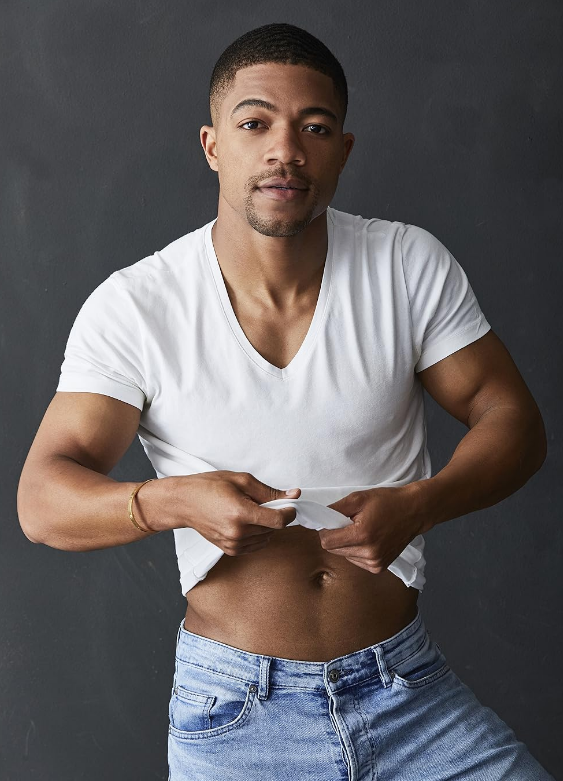 seriesemcena's tweet photo. Steven G. Norfleet, de “Beauty in Black”, falou sobre ter orgulho de ser gay:

“Por que ser gay é um assunto tão comentado às vezes? Sempre é algo de que as pessoas gostam de falar, vemos muito na mídia. Cada um pode ter suas razões para isso, mas a minha é simples: nós brilhamos. Somos incríveis, diferentes, criativos, belos, seres humanos excepcionais. E às vezes, para algumas pessoas, isso pode parecer mentira. Mas uma luz brilhante pode parecer mentira para alguns, e eu nunca penso que essa luz deva ser vista assim. É por isso que acho que ser negro e gay hoje em dia neste mundo é algo maravilhoso.”