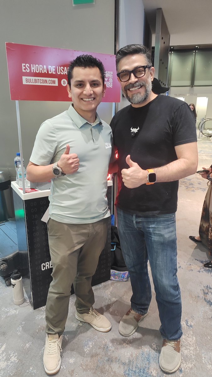 Nill_jon's tweet photo. Con el máster @BtcAndres  en #mexicoblockchainweek #bitcoin #btc https://t.co/aI4tQwn3LB