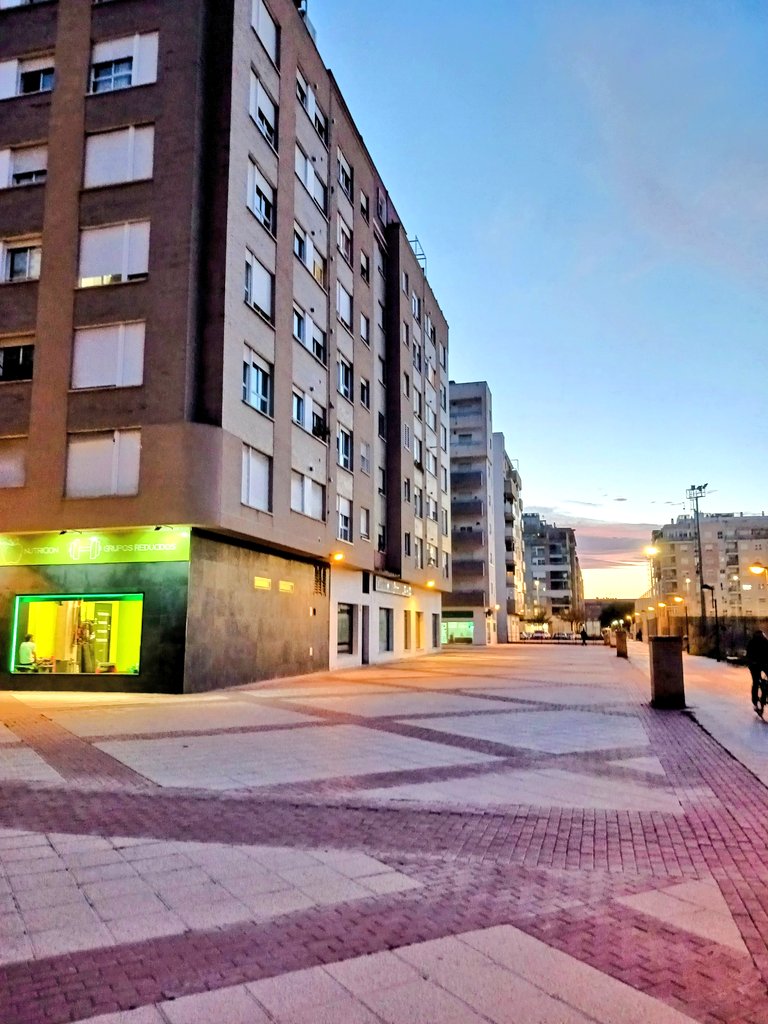 ¡Qué fácil es encontrar calles y plazas sin un sólo árbol ni un arbusto por toda la Región de Murcia!

Pero lo peor es que la población no se lo pregunta y luego se queja del sofoco y calor extremo del verano.

Una población que ni piensa ni exige mejoras es un poco fraude,sorry.