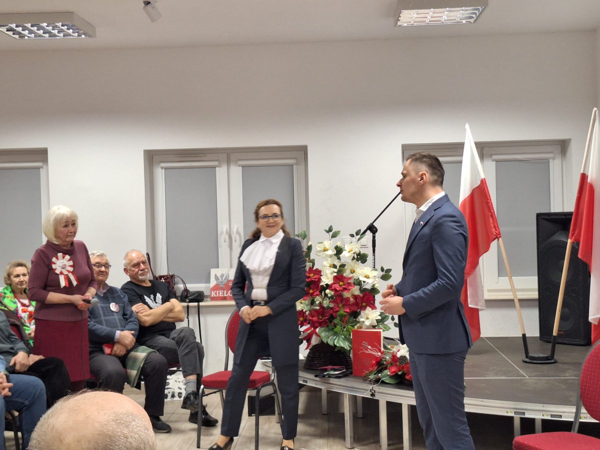 Krzysztof Ciecióra tweet media