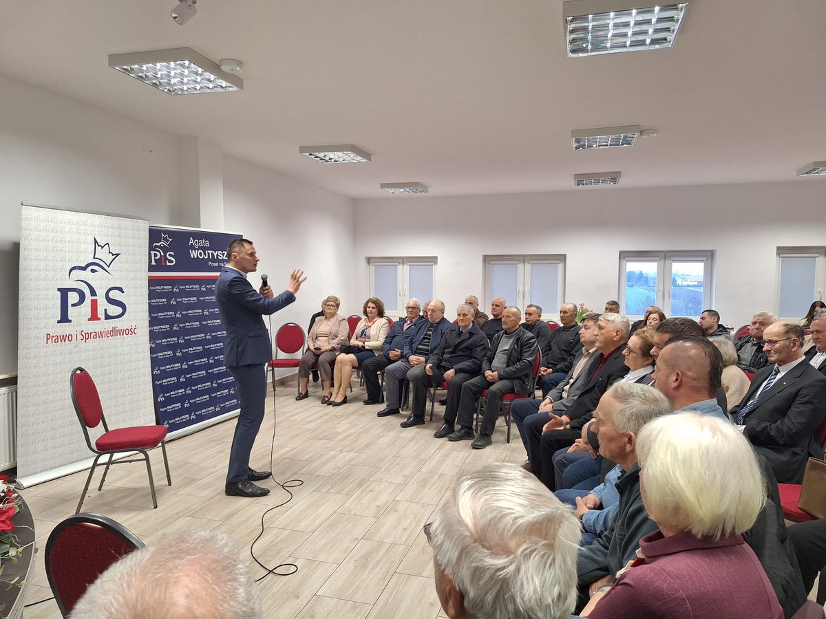 Krzysztof Ciecióra tweet media