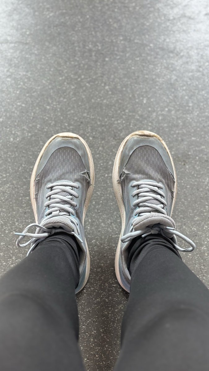 nikenari's tweet photo. Back on track dengan sepatu Diadora buluk ini lagi. Walau udah compang camping luarnya, tapi sol dalemnya nyaman banget.

Aku nggak running. Tapi jalan kaki aja 5K dan sepatu ini ringan banget. Jadi, kaki nggak gampang capek karena dalemnya empuk banget. https://t.co/dXi6VfP2Oo