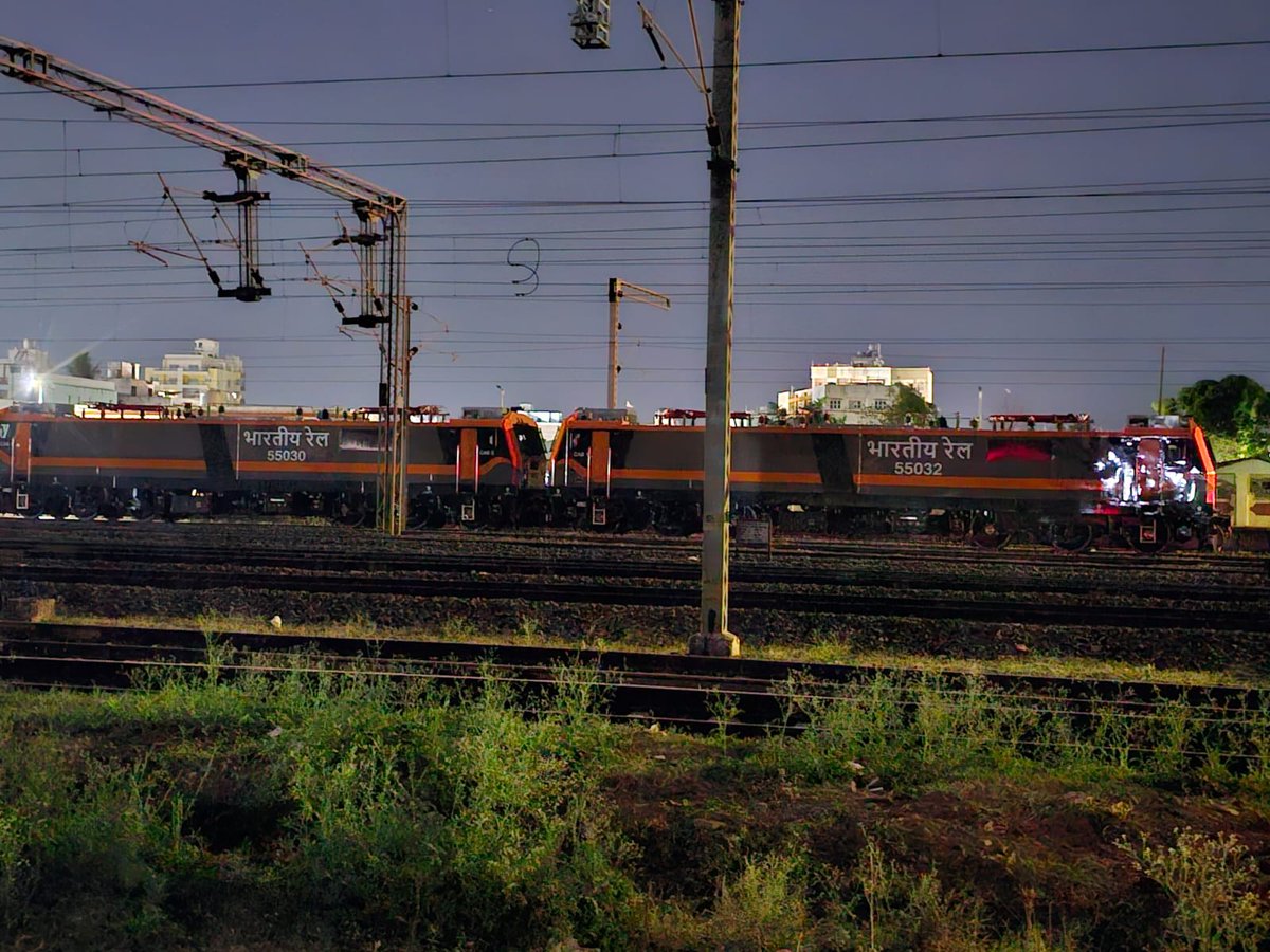 As one legacy fades, a new era begins on the KK Line.

With the gradual farewell of VSKP’s iconic G5s, the new ruler #D9loco from #Dahod has arrived, now at #DLSVisakhapatnam, ready to take charge.

300 locos allotted to VSKP, with 15+ already arrived, starting from 55001.