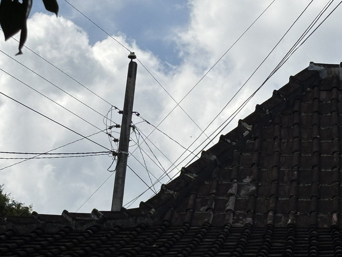 siwiningtyas's tweet photo. Halo @IndiHomeCare @TelkomIndonesia @IndiHome mohon ditindaklanjuti kabel2 yang tau2 melintasi genteng rumah kami tanpa ada pemberitahuan apapun. Sudah ada 5 kabel ni.. kenapa tidak ditambah tiang di pinggir jalan saja seperti penambahan jalur pada umumnya?? https://t.co/vguSZ51sQP