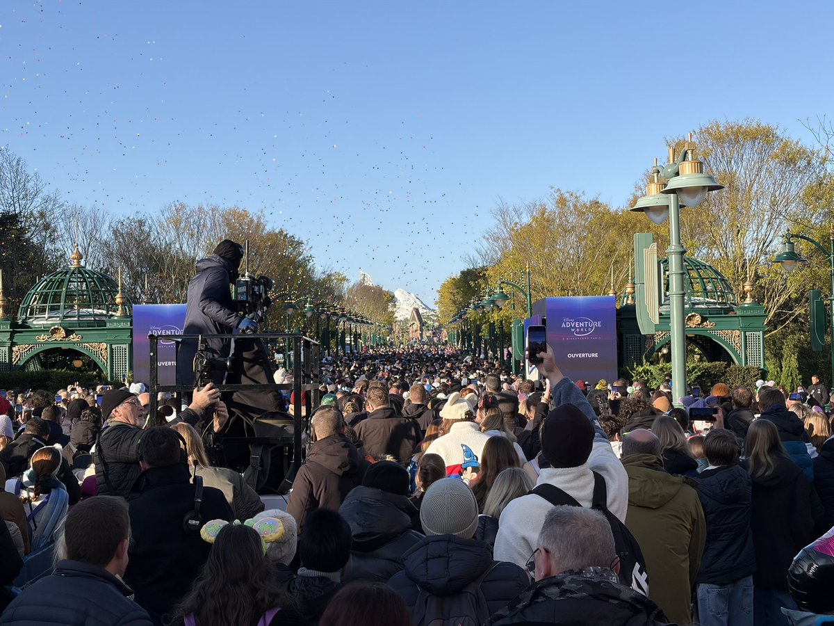 CafeFantasia's tweet image. Good morning X! It's currently 9:04am, a sunny but chilly 3°C, and I'm here on OPENING DAY of Disney Adventure World. Very exciting! 🥳

#DisneyAdventureWorld #DisneylandParis