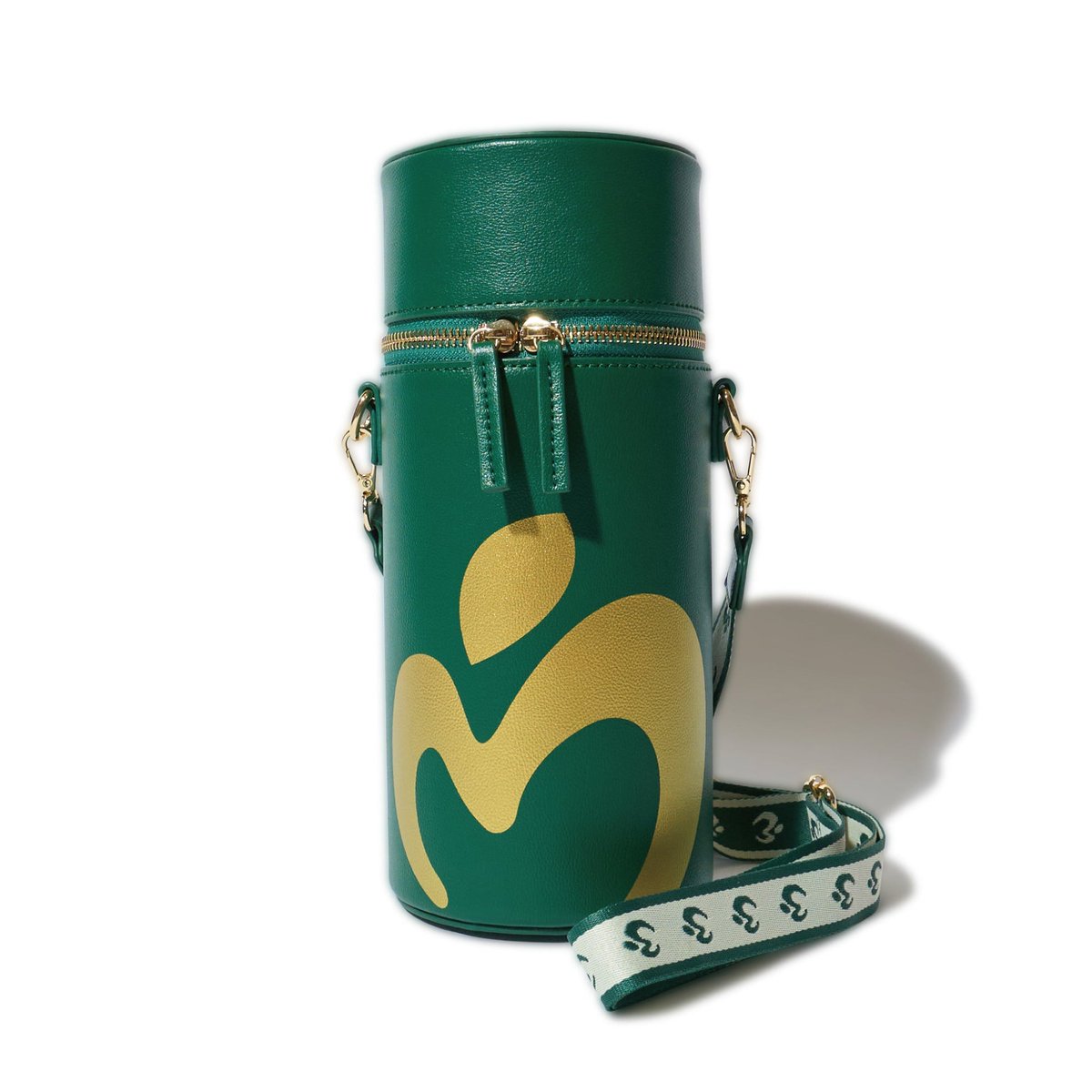 MGA_M10YEARS's tweet image. 🍏✨ #MrsGREENAPPLE ライトスティックバッグ登場！✨🍏

推しのライトスティックを大切に持ち運べるスタイリッシュなバッグ 🎶💚
ライブやコレクションにぴったり🎤🌟

🛒 Amazonはこちら → [amzn.to/410iFRi]

💫 数量限定！お早めにチェック✔️

#MGA #ライトスティックバッグ #ミセス