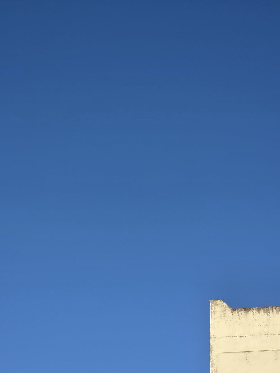Vaya cielo le ha pintado hoy Dios a Sevilla para vestirla de Domingo de Ramos...