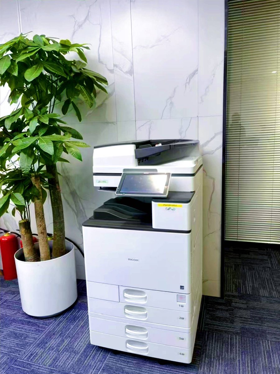 kra8l2's tweet photo. When your office printer becomes a "fortune teller"—it printed a "You’re doing great!" sticky note instead of your report. Now the team’s fighting over who gets the next "prediction" #OfficeHumor #PrinterMagic https://t.co/GnYsxV1Qkc