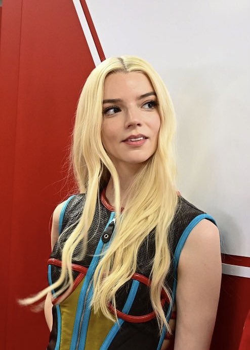 hourly anya taylor-joy tweet media