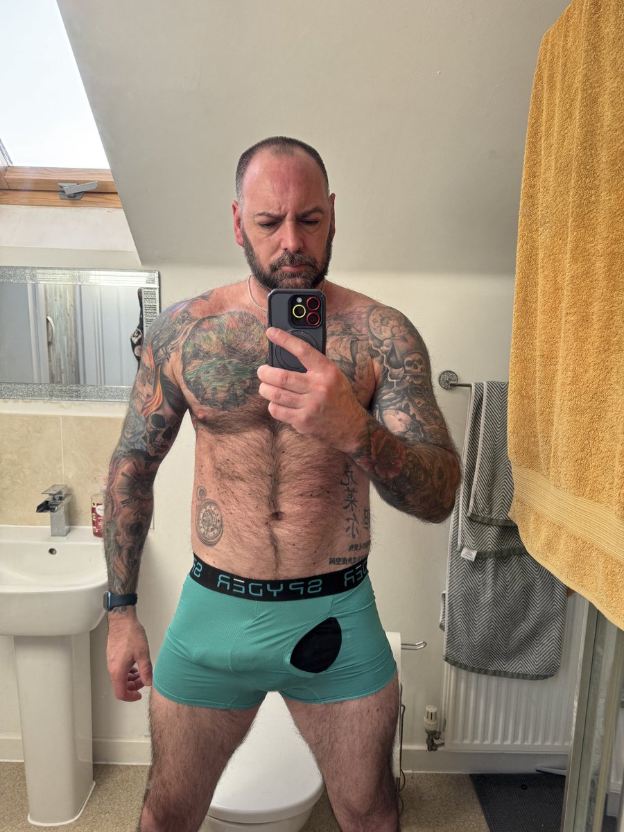 GymRatDan's tweet photo. Good morning legends, same me 3 different mirrors. Hope you remembered to put your clocks forward. Have a great day https://t.co/kTySlmC2E4
