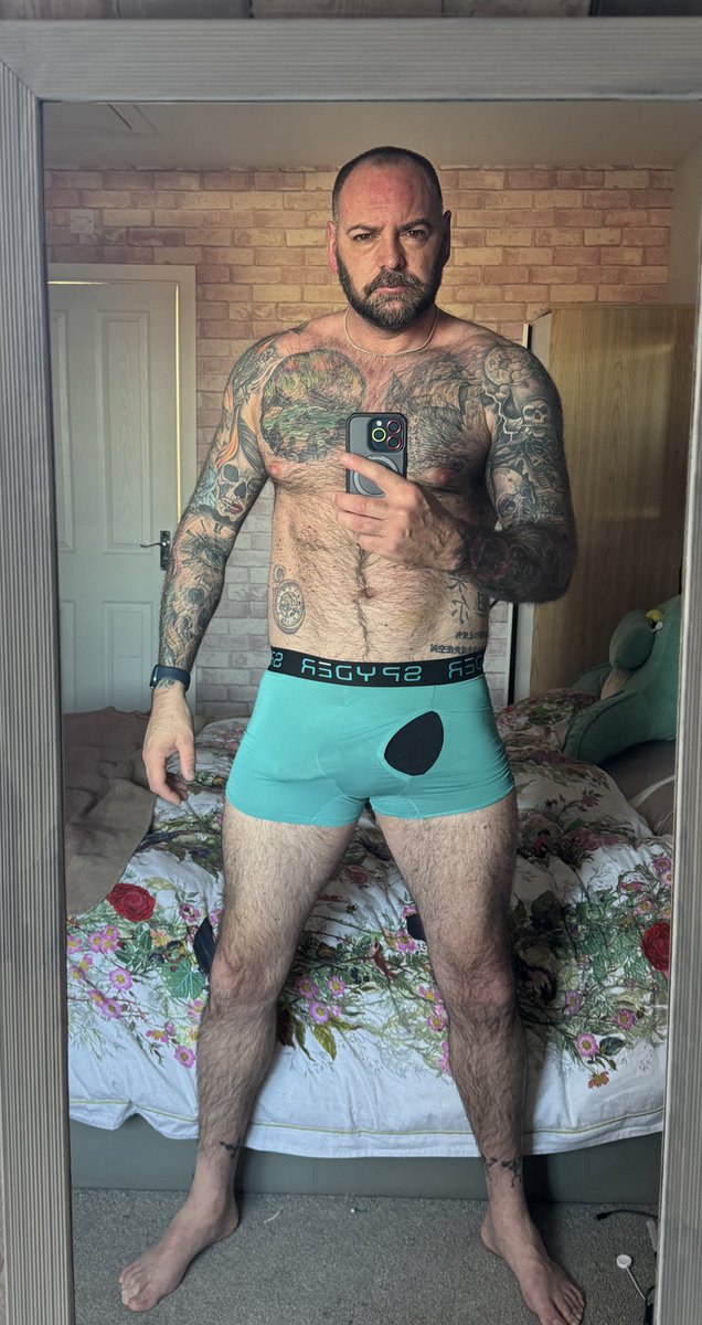 GymRatDan's tweet photo. Good morning legends, same me 3 different mirrors. Hope you remembered to put your clocks forward. Have a great day https://t.co/kTySlmC2E4