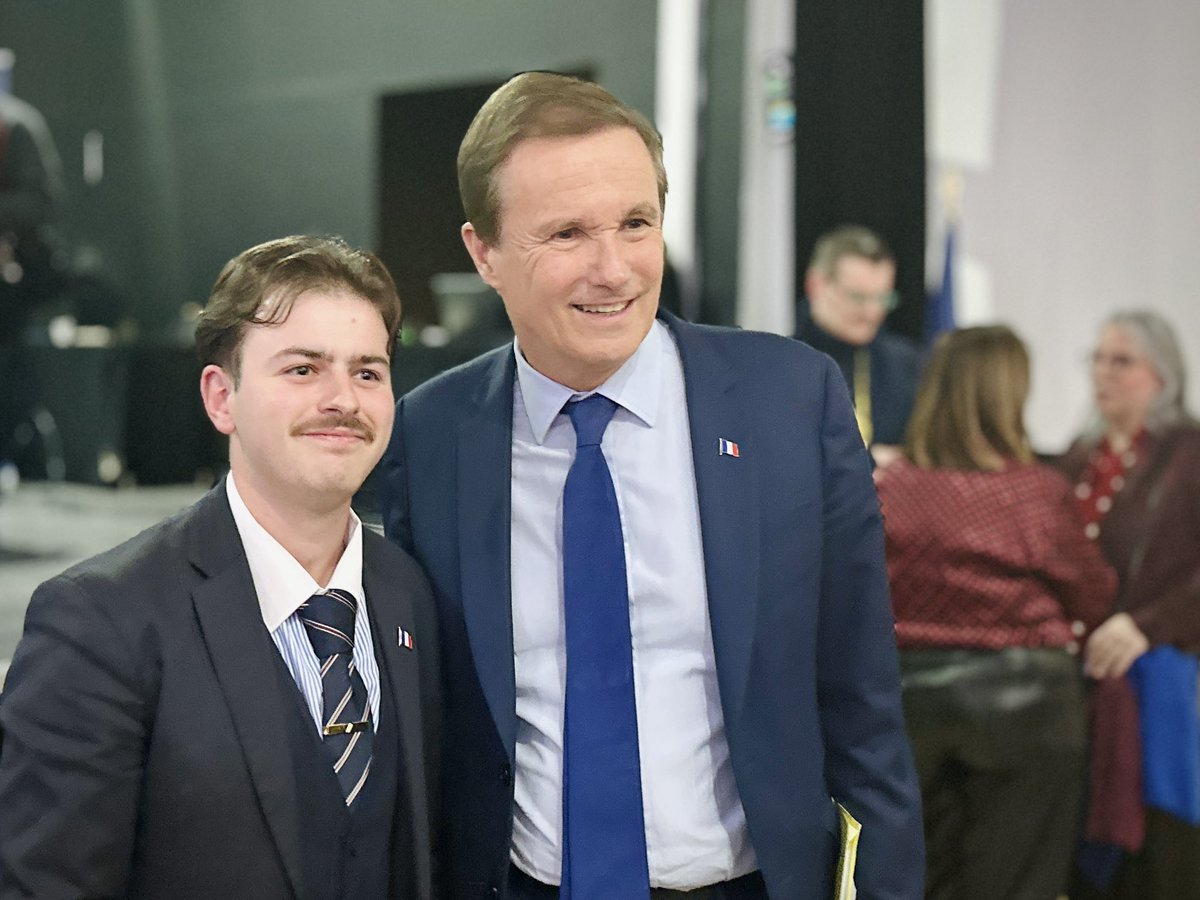 N. Dupont-Aignan tweet media