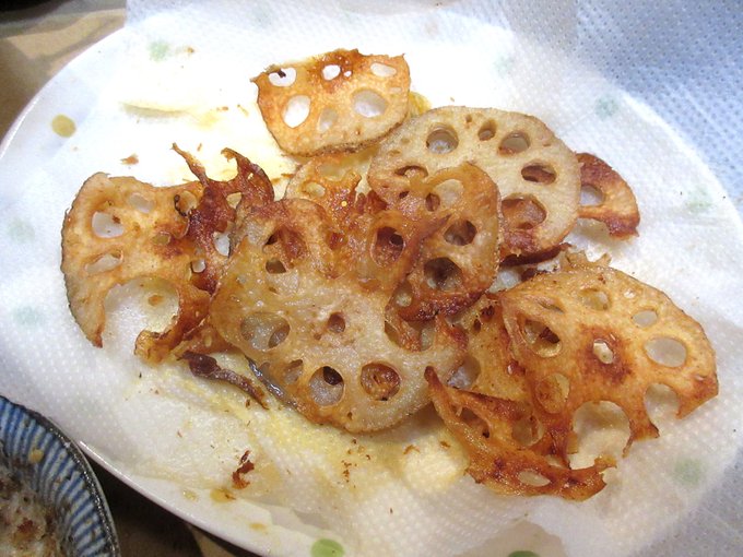 最近の日曜は業スーのフライドポテトの代わりにレンコン揚げてる。塩でいただく。味もいいし切るのも楽しい🍟 