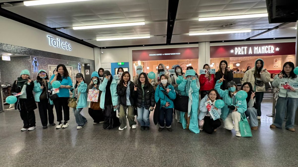 Crabby_PYS's tweet photo. บรรยากาศพลร่มไปรอรับยัยหนูที่สนามบินลอนดอนวันนี้งับ ทุกคนน่ารักกันจริงๆเลยอ่ะใส่เสื้อสีซินบลูไปด้วยสัญลักษณ์ของด้อมเรา 💙 แล้วยืนรอกันเป็นระเบียบเรียบร้อยมากเลย แถมมีแฟนชาวต่างชาติมาด้วยน้าาา ว้าวสุดๆ International XIN LIU Go Go ~~~

©️ SkyLine, Bluesis
#LiuYuxin #XINLiu https://t.co/2j79ZeTFLa