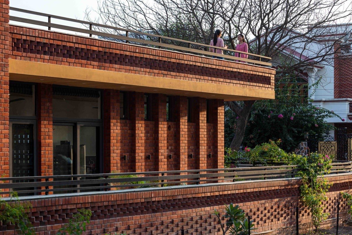 shavnyuyngah's tweet photo. Imagine coming back from a long day to this.

Exposed brick. Ochre concrete. A courtyard that pulls sunlight exactly where it’s needed. Three brick jali patterns filtering light and air through the facade.

No AC doing the heavy ventilation. The building handles it.
This is what a home should feel like.

📍 Ishtika Aalaya, The Brick Abode, Chandigarh, India
Architects: Studio Built Environment 
📸 Studio Built Environment