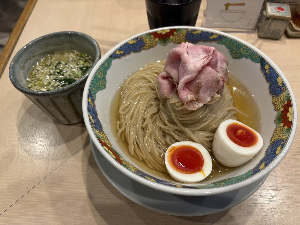 やと tweet media