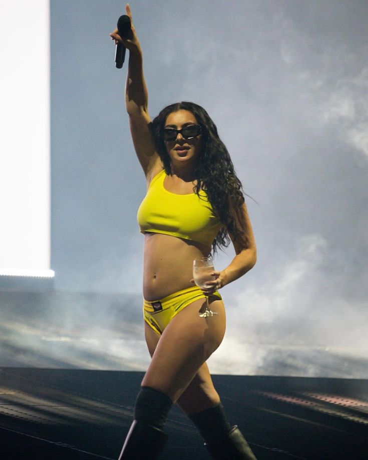 kdksigoeog1's tweet image. wanna do body shots out of her belly button after a coke fueled night