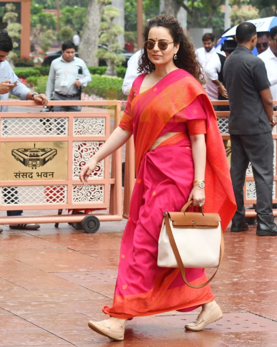 KR_Insta2's tweet photo. Kangana:"People Don't like you because you are kind,successful or generous they like you because they are of those.Don't try to impress anyone they will only be impressed if they themselves are impressive.Stay away because if you try too hard they will hate you."
#KanganaRanaut https://t.co/UtqHpl3S9x
