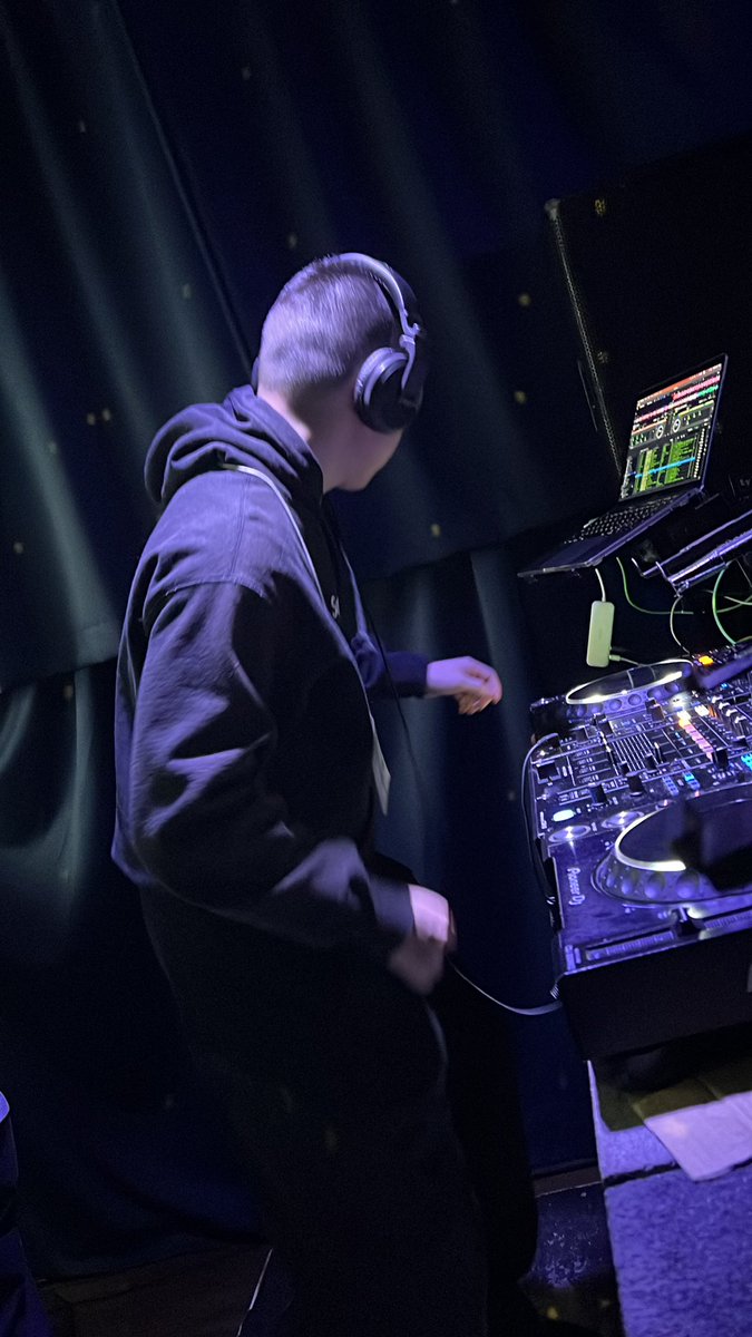 #あににゅー ゲスト3番手、さぼはに軍曹🐊
新しめのアニソンを織り交ぜてのDJ👈