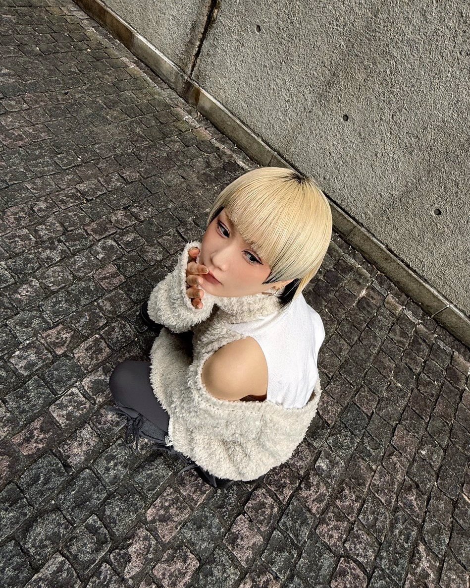 RRReol's tweet photo. 美辞学サイン会、大阪終！
これにてすべての美辞学サイン会を終えました　ご来場&amp;ご応募いただいたすべての皆様ありがとうございました🌙

誰かの人生に接続できていることをあらためて実感　ツアー中に開催できてよかった！ここからもよしなにお願いしますね
今日のピアス事情 https://t.co/2Dc9rkkkA0