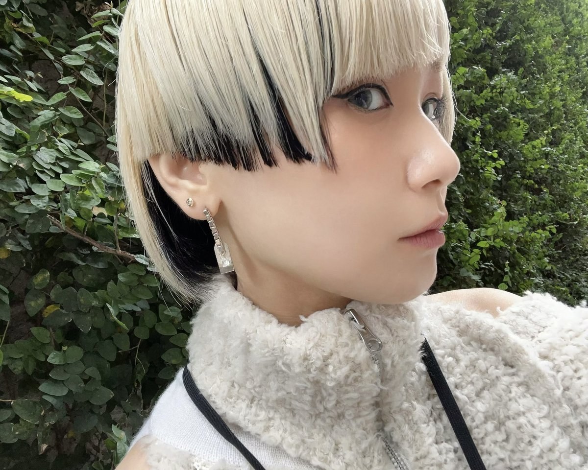 RRReol's tweet photo. 美辞学サイン会、大阪終！
これにてすべての美辞学サイン会を終えました　ご来場&amp;ご応募いただいたすべての皆様ありがとうございました🌙

誰かの人生に接続できていることをあらためて実感　ツアー中に開催できてよかった！ここからもよしなにお願いしますね
今日のピアス事情 https://t.co/2Dc9rkkkA0