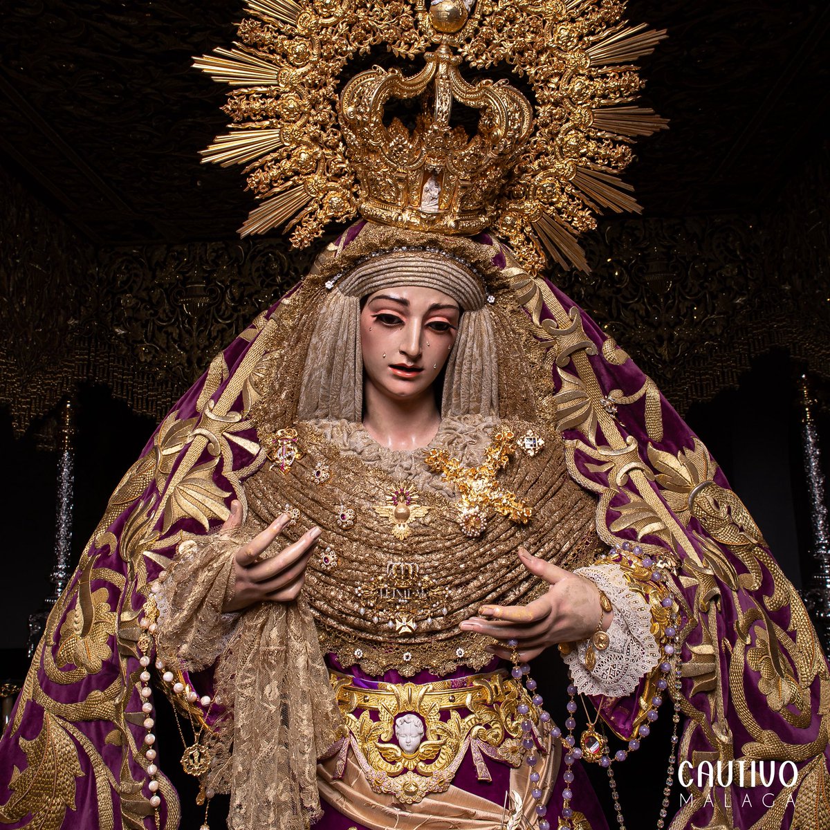 cautivotrinidad's tweet photo. CULTO - María Santísima de la Trinidad Coronada ya preside su trono procesional, ataviada con saya y manto bordados en oro sobre terciopelo cardenal, para recorrer las calles de la ciudad en la salida penitencial del #LunesSanto26. #CofradíasMLG. https://t.co/FuRnEoLXIm