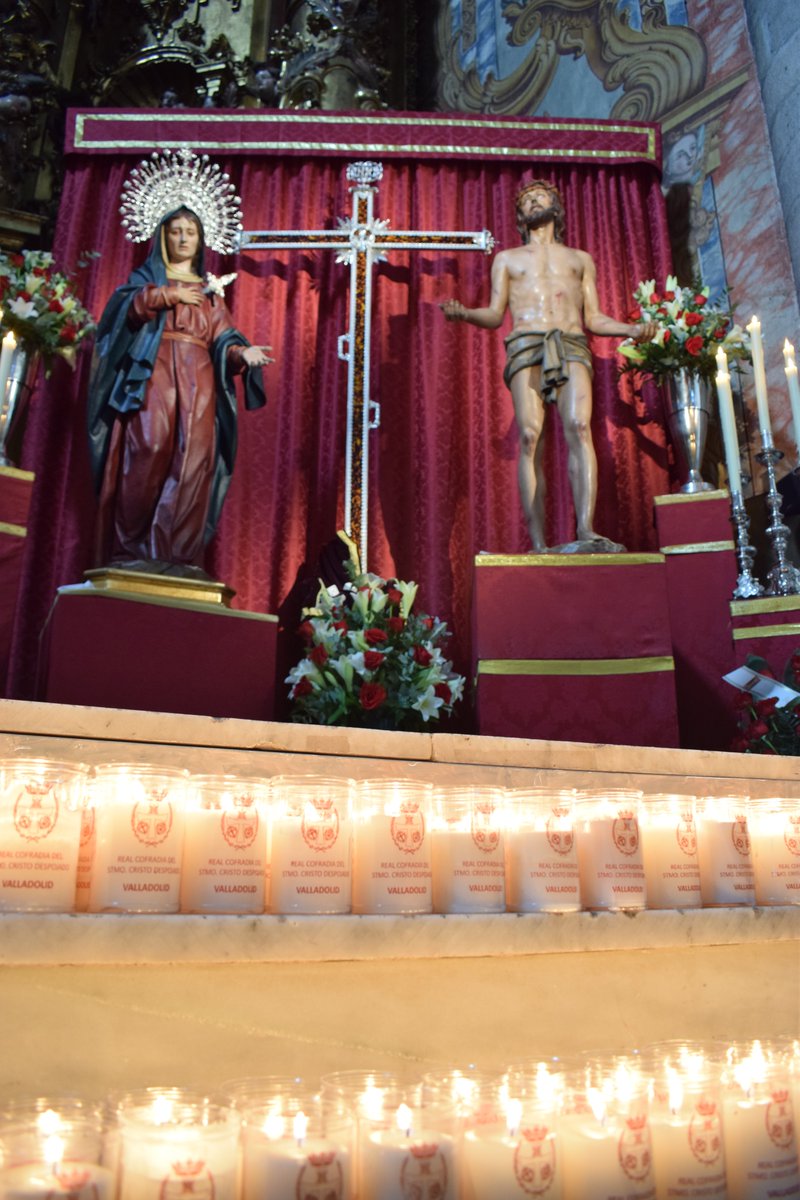 Besapie al Santísimo Cristo Despojado y Nuestra Señora de la Amargura de <a href="/DespojadoVA/">Despojado Valladolid</a> en la iglesia de San Andrés.